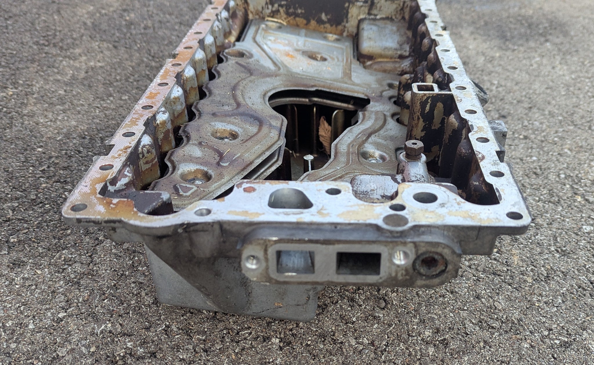 White Block Engine Oil pan, used, for Volvo 850, S70, V70, C70, etc. Fits on the 5 cyline ...