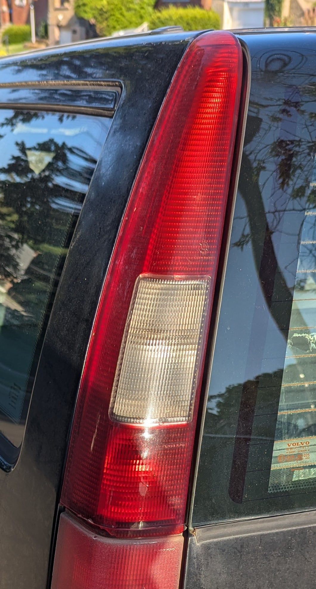 Upper tail light for P80 Volvo wagon estate. They fit on the Volvo 850, V70, V70R cars from 1994 to 2000