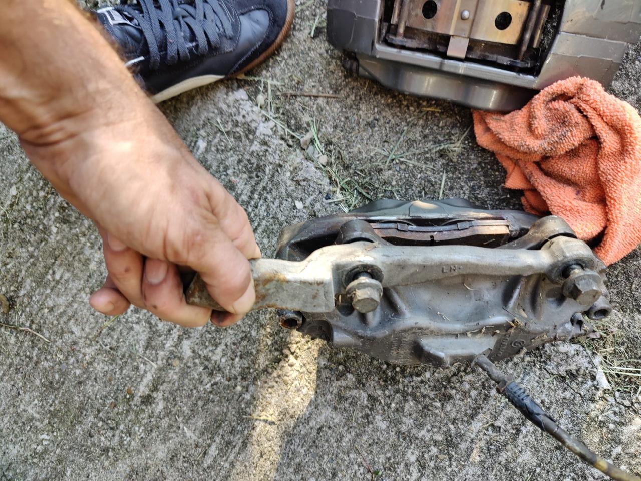 Volvo R Design Calipers Brake caliper from a Volvo S60 R, V70 R from 2004 to 2007 – RobertDIY
